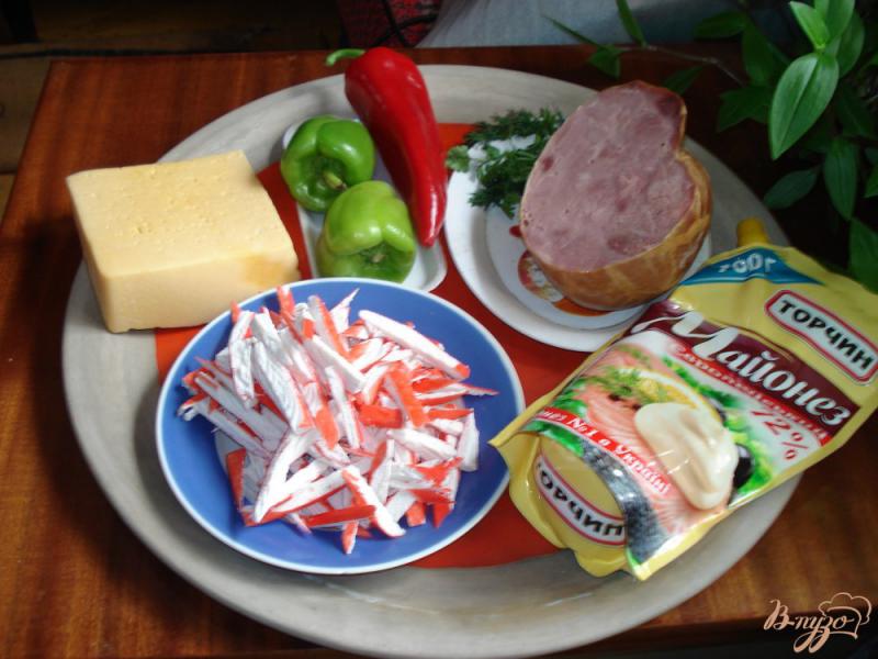 Фото приготовление рецепта: Салат с ветчиной,крабовыми палочками и сладким перцем шаг №1