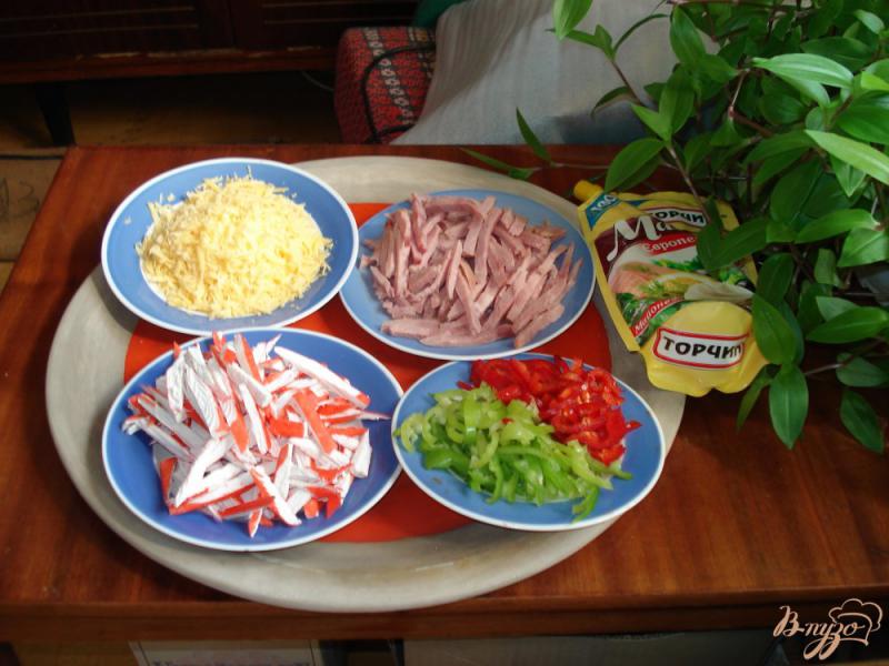 Фото приготовление рецепта: Салат с ветчиной,крабовыми палочками и сладким перцем шаг №2