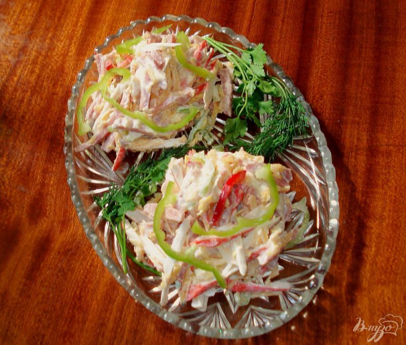 Фото приготовление рецепта: Салат с ветчиной,крабовыми палочками и сладким перцем шаг №4