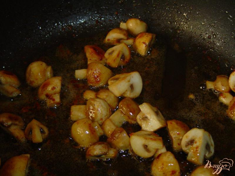 Фото приготовление рецепта: Заливной мясной пирог с грибами шаг №3