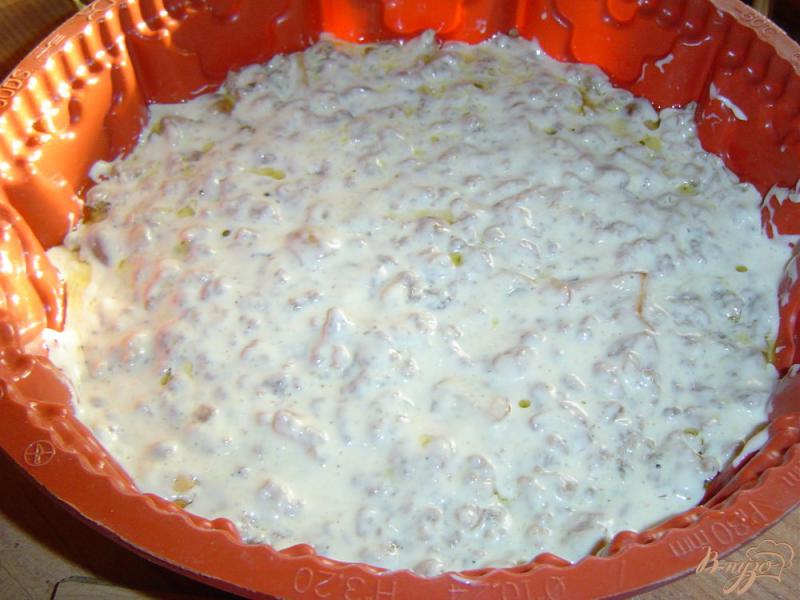 Фото приготовление рецепта: Заливной мясной пирог с грибами шаг №7