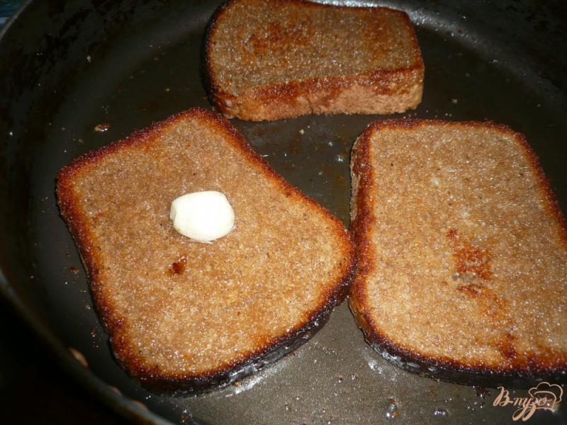 Фото приготовление рецепта: Горячий бутерброд на ржаном хлебе шаг №4