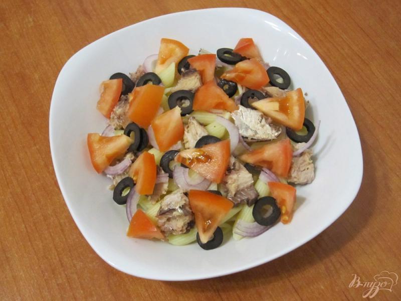 Фото приготовление рецепта: Салат из макарон с сардинами шаг №7
