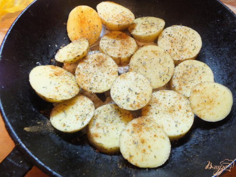 Фото приготовление рецепта: Картофель запеченый с яйцом шаг №2