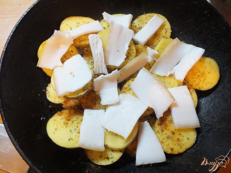 Фото приготовление рецепта: Картофель запеченый с яйцом шаг №4