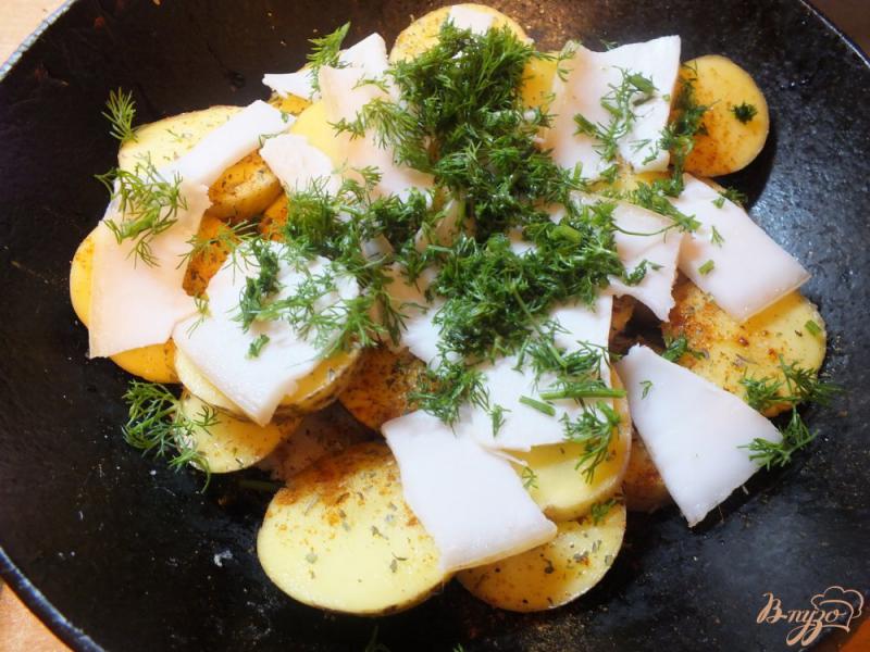 Фото приготовление рецепта: Картофель запеченый с яйцом шаг №5