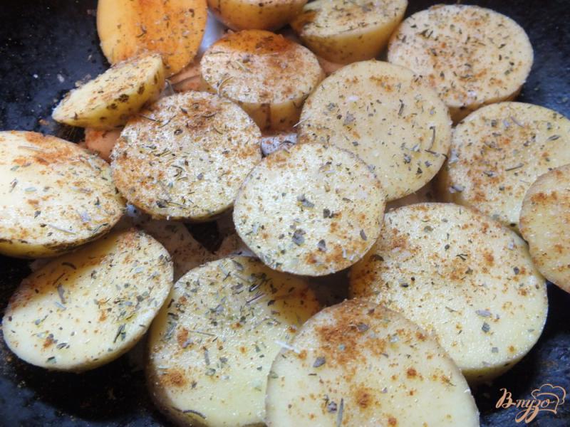 Фото приготовление рецепта: Картофель запеченый с яйцом шаг №3