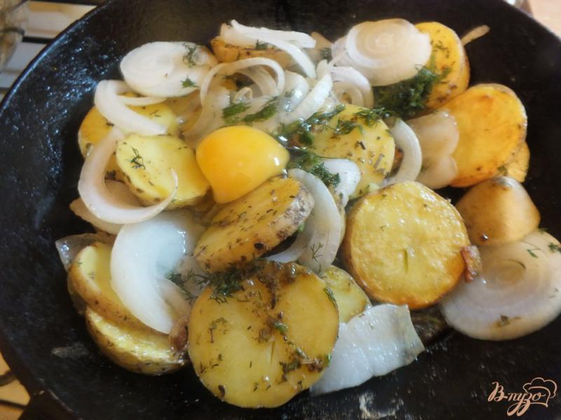 Фото приготовление рецепта: Картофель запеченый с яйцом шаг №7