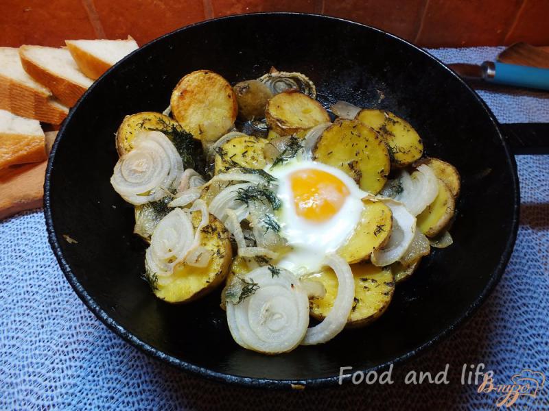 Фото приготовление рецепта: Картофель запеченый с яйцом шаг №8