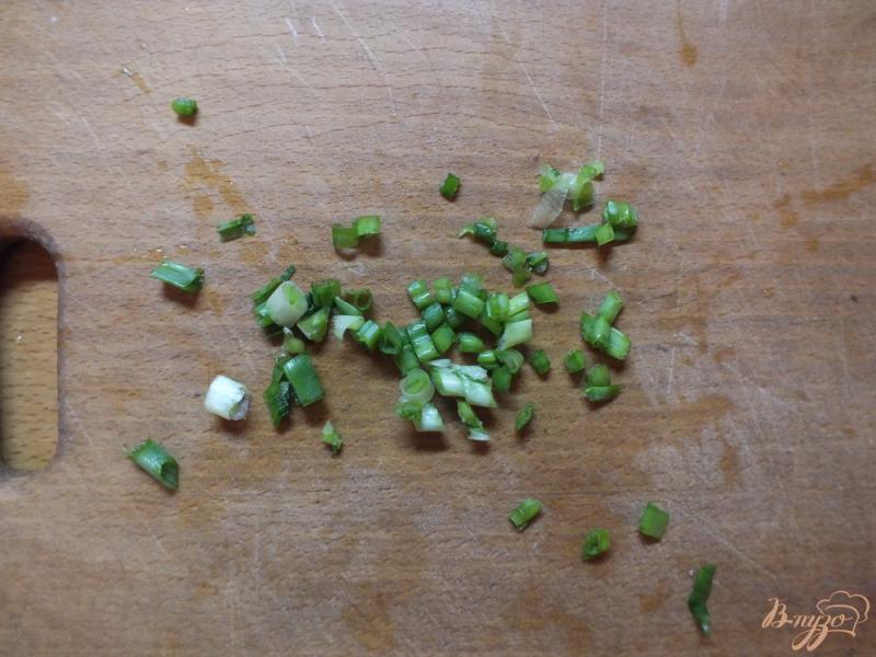 Фото приготовление рецепта: Конверты из лаваша с творогом, зеленым луком и шпинатом шаг №2