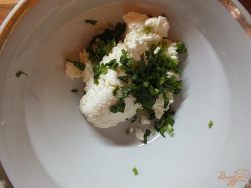 Фото приготовление рецепта: Конверты из лаваша с творогом, зеленым луком и шпинатом шаг №3