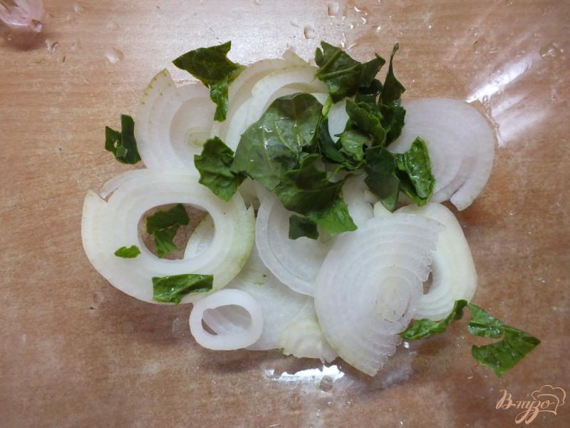 Фото приготовление рецепта: Луковый французский салат шаг №2