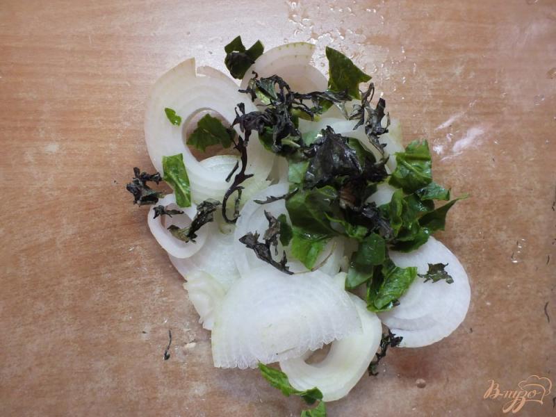 Фото приготовление рецепта: Луковый французский салат шаг №3