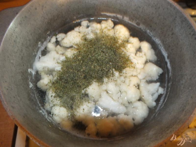 Фото приготовление рецепта: Суп мясной с цветной капустой и прованскими травами шаг №3