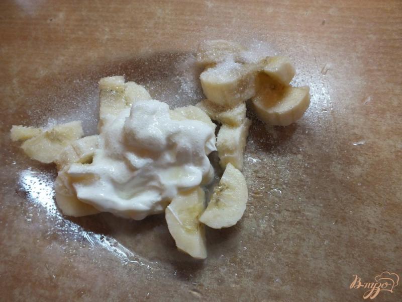 Фото приготовление рецепта: Салат из яблок с мятой под сметано-банановым соусом шаг №3