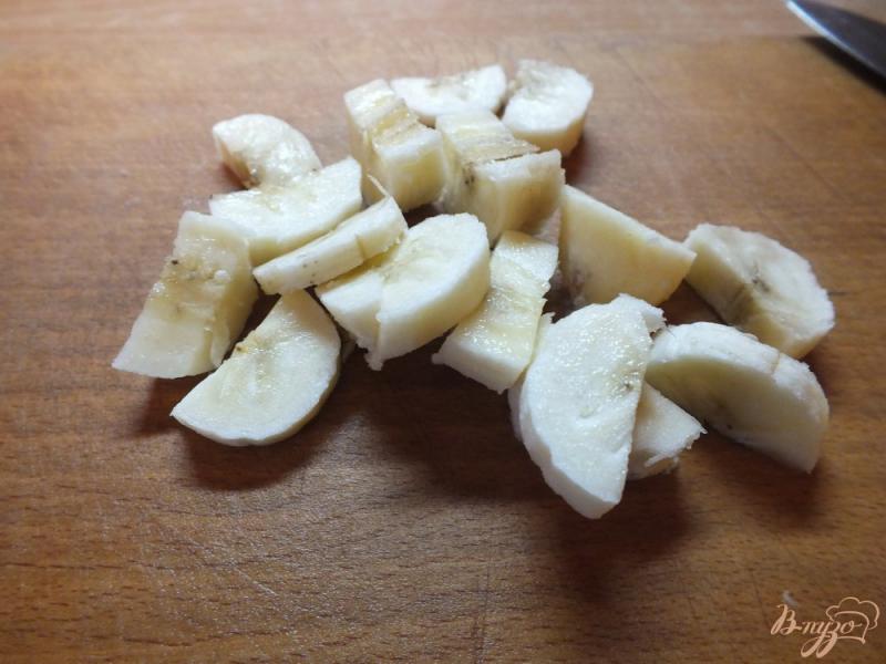 Фото приготовление рецепта: Салат из яблок с мятой под сметано-банановым соусом шаг №2