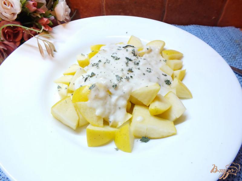Фото приготовление рецепта: Салат из яблок с мятой под сметано-банановым соусом шаг №6