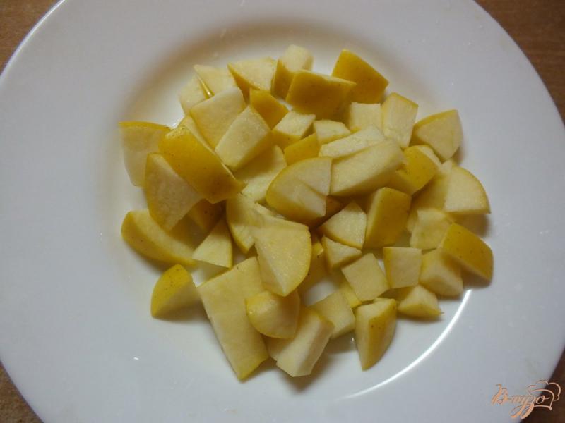 Фото приготовление рецепта: Салат из яблок с мятой под сметано-банановым соусом шаг №5
