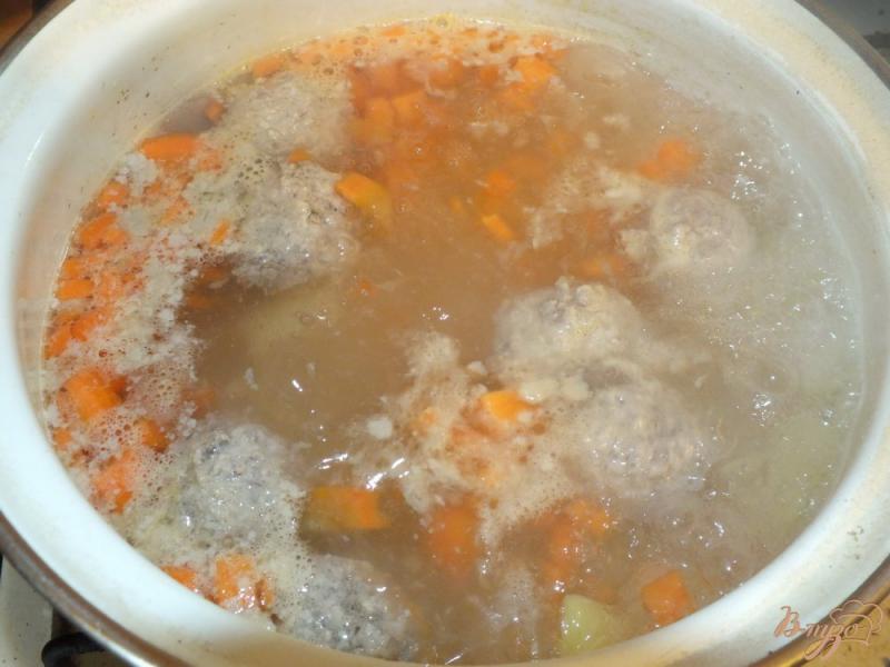 Фото приготовление рецепта: Суп с клецками и фрикадельками шаг №4