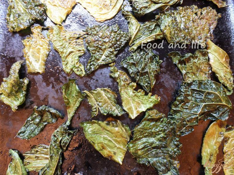 Фото приготовление рецепта: Острые чипсы из листовой капусты шаг №6