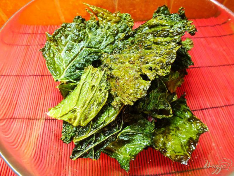 Фото приготовление рецепта: Острые чипсы из листовой капусты шаг №7