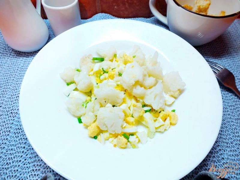 Фото приготовление рецепта: Салат из яиц с цветной капустой и луком шаг №6