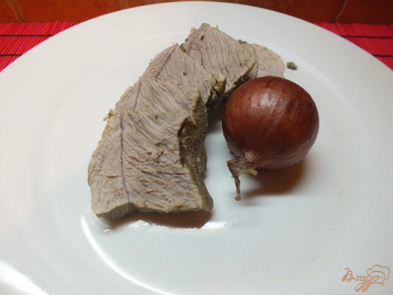 Фото приготовление рецепта: Мясо отварное в крутом луковом бульоне шаг №4