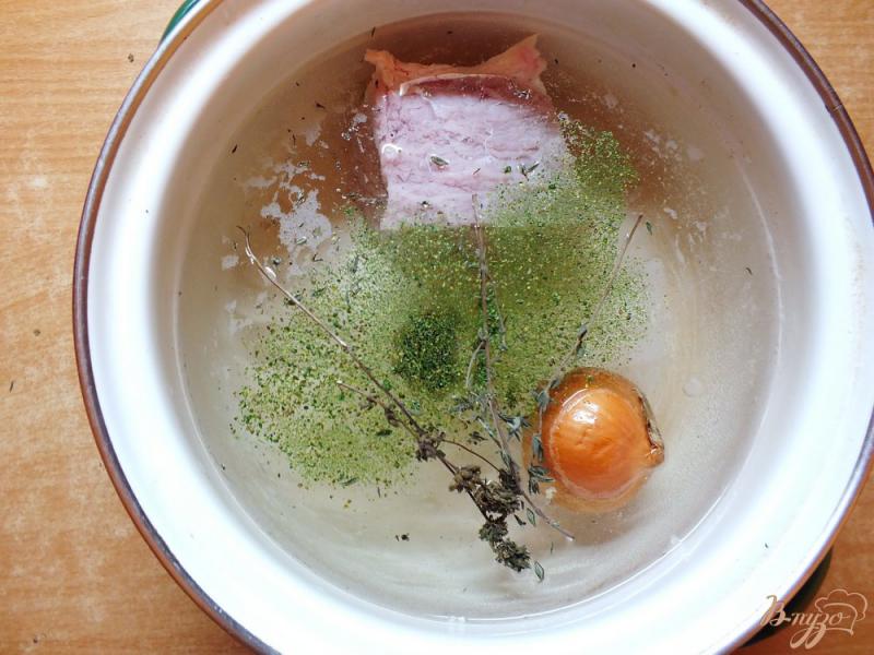 Фото приготовление рецепта: Мясо отварное в крутом луковом бульоне шаг №2