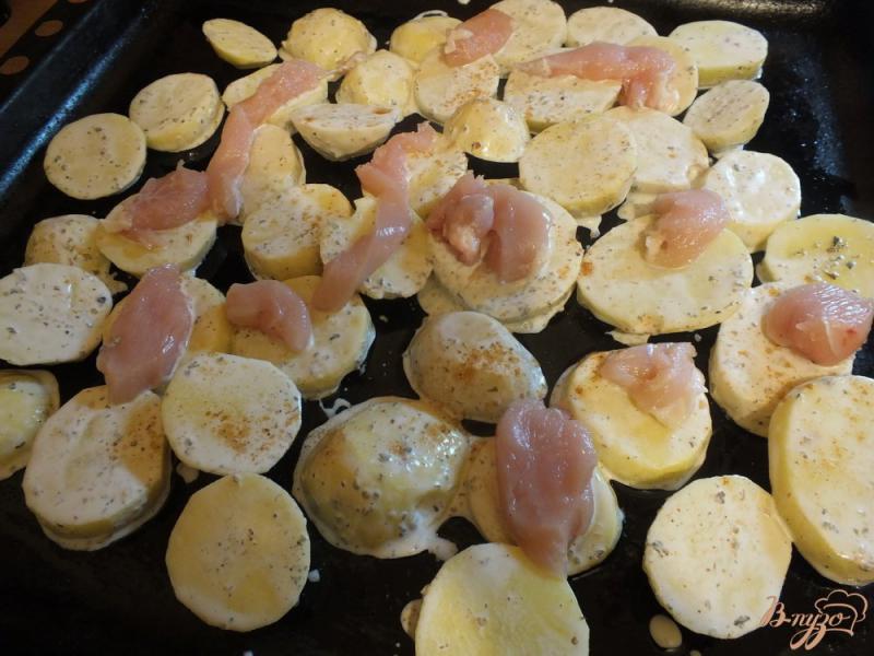 Фото приготовление рецепта: Картофель королевский с курицей и травами шаг №5
