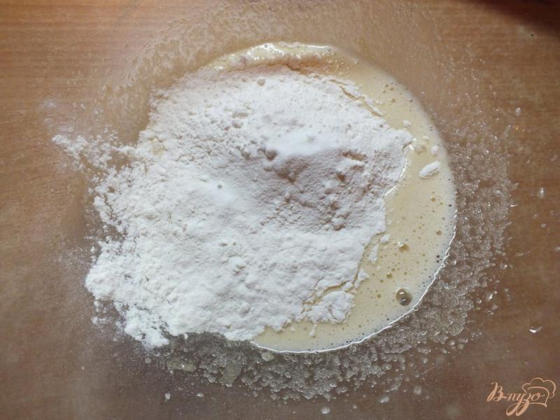 Фото приготовление рецепта: Кексы на роме с изюмом шаг №4