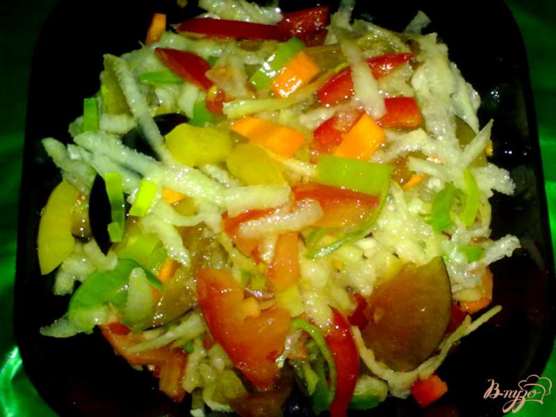 Фото приготовление рецепта: Салат овощной со сливами шаг №7