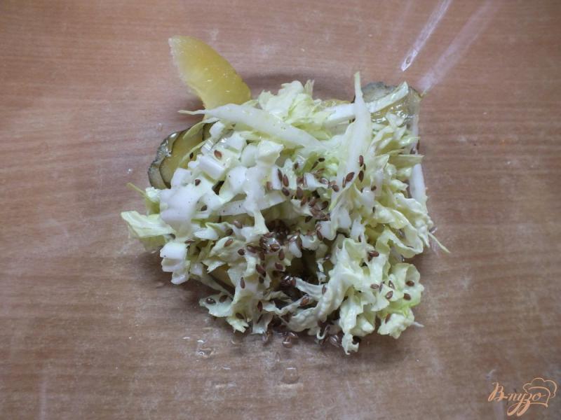 Фото приготовление рецепта: Салат из моченых яблок и пекинской капусты шаг №4