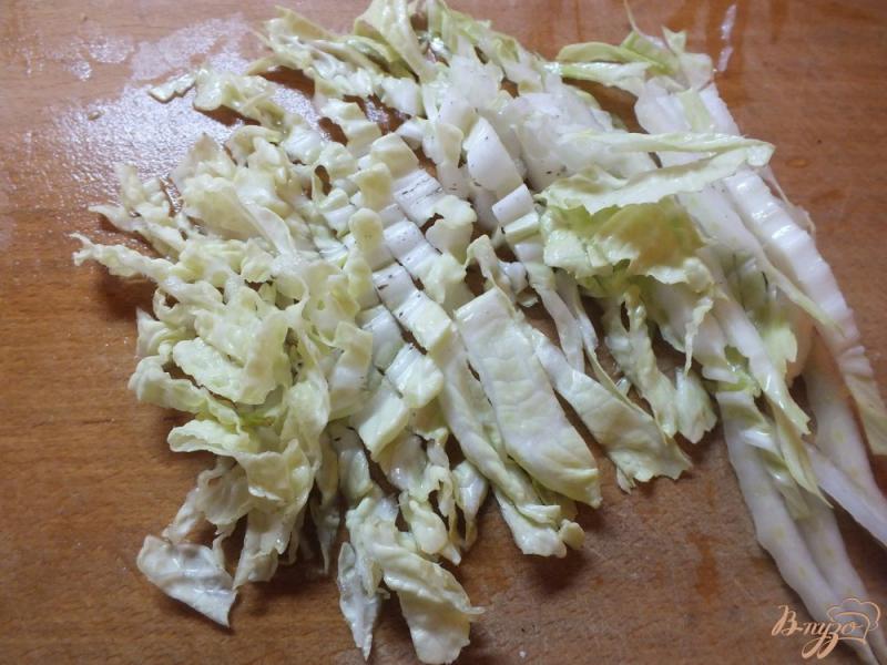 Фото приготовление рецепта: Салат из моченых яблок и пекинской капусты шаг №3