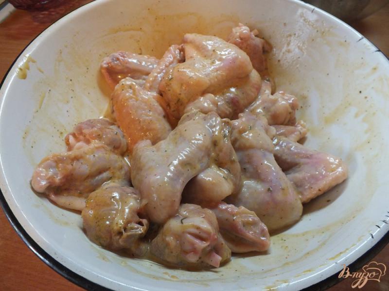 Фото приготовление рецепта: Острые куриные крылья на решетке в духовке шаг №6