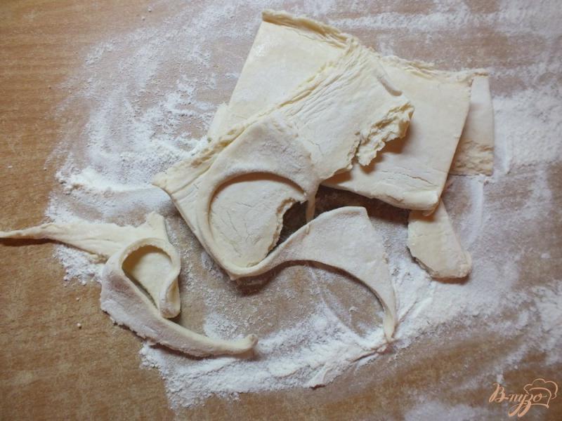 Фото приготовление рецепта: Печенье из остатков слоеного теста шаг №1