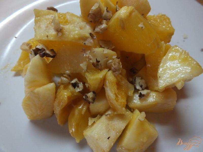 Фото приготовление рецепта: Салат апельсиново-яблочный под медово-горчичным соусом шаг №4
