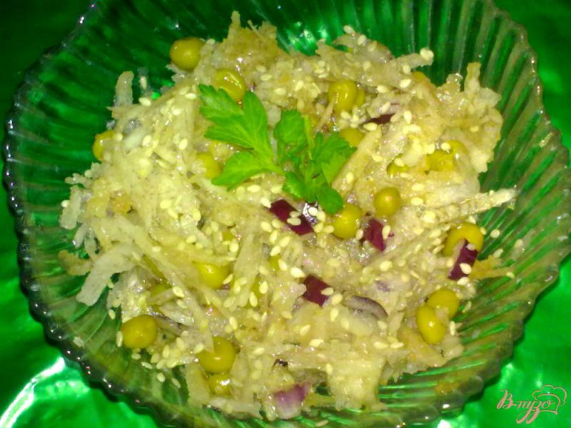 Фото приготовление рецепта: Салат из дайкона с кунжутом шаг №4