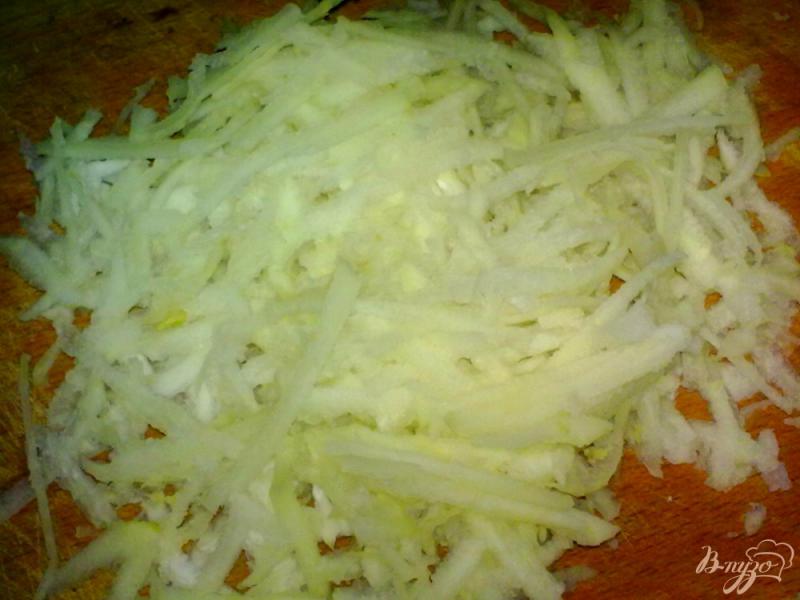 Фото приготовление рецепта: Салат из кольраби с китайским соусом шаг №1