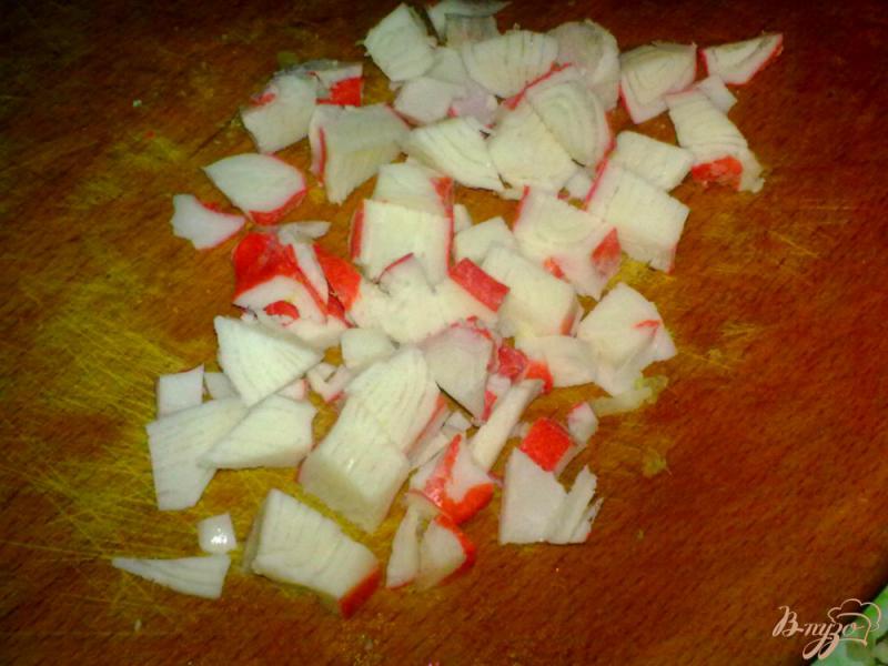 Фото приготовление рецепта: Салат из кольраби с китайским соусом шаг №2