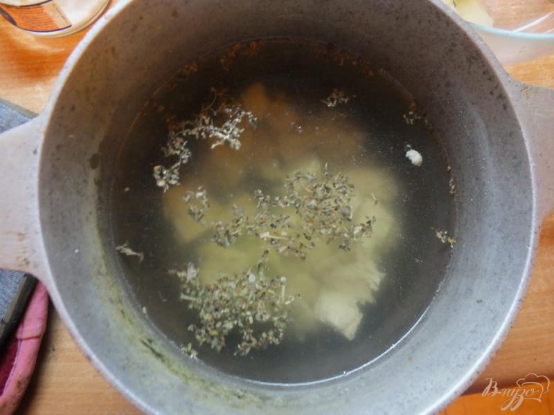 Фото приготовление рецепта: Суп куриный с плавленым сыром и жаренными макаронами шаг №6