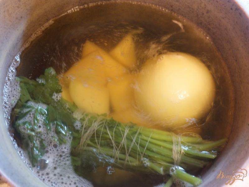 Фото приготовление рецепта: Суп куриный с плавленым сыром и жаренными макаронами шаг №4