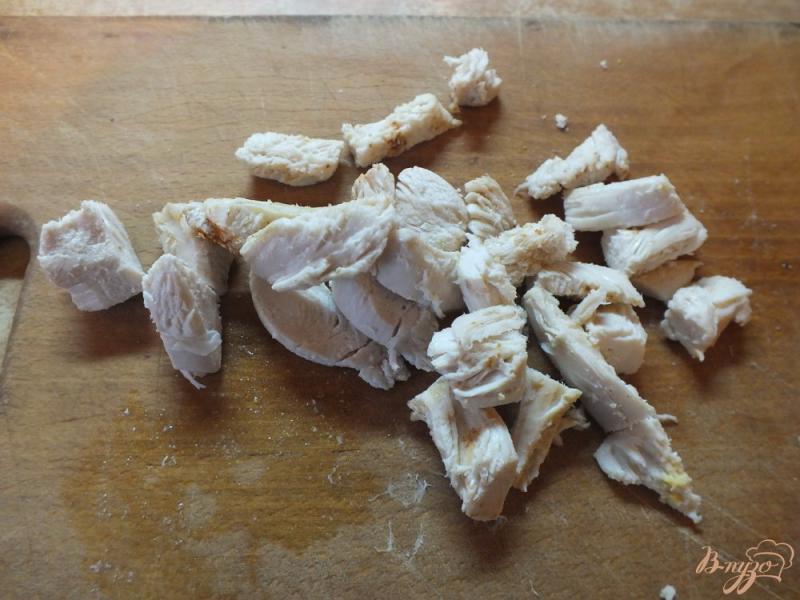 Фото приготовление рецепта: Куриный салат с руколой и грецкими орехами шаг №1