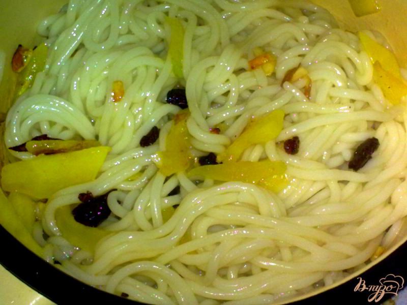 Фото приготовление рецепта: Спагетти с кабачком и изюмом шаг №3