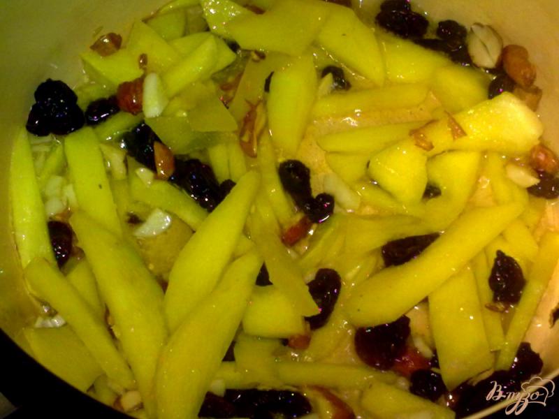 Фото приготовление рецепта: Спагетти с кабачком и изюмом шаг №2