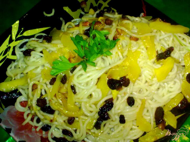 Фото приготовление рецепта: Спагетти с кабачком и изюмом шаг №4
