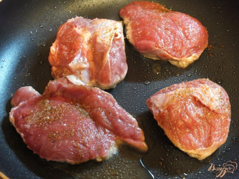 Фото приготовление рецепта: Красное мясо с корицей и мускатным орехом шаг №3