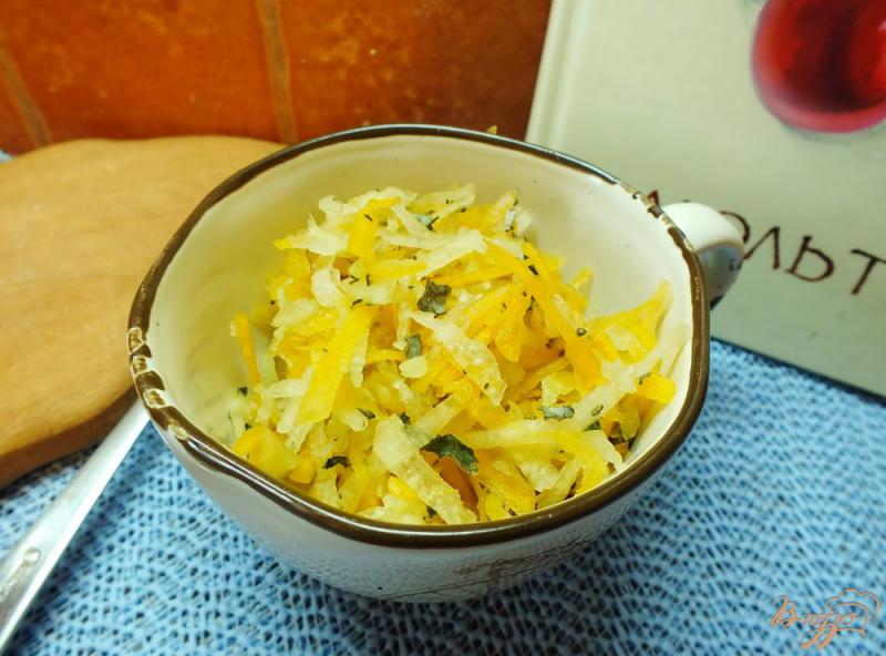 Фото приготовление рецепта: Салат из дайкона с орехами и тыквой шаг №7