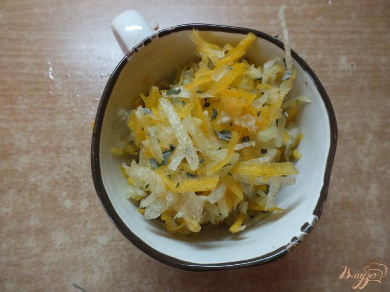 Фото приготовление рецепта: Салат из дайкона с орехами и тыквой шаг №6