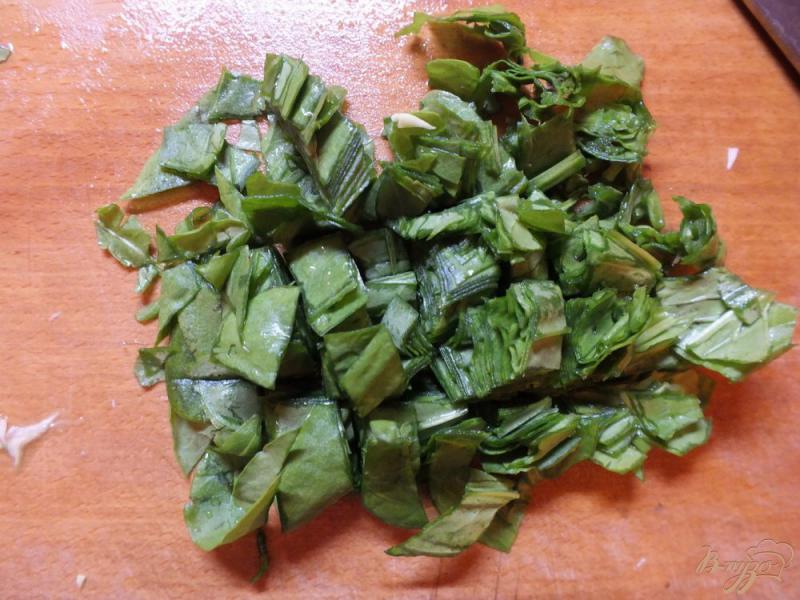 Фото приготовление рецепта: Салат из листовых овощей с розмарином и семенами льна шаг №3