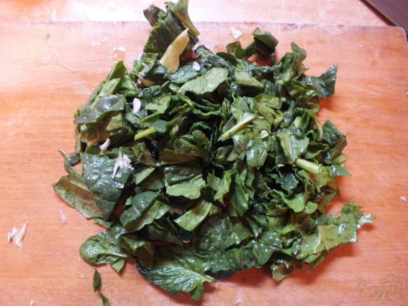 Фото приготовление рецепта: Салат из листовых овощей с розмарином и семенами льна шаг №2